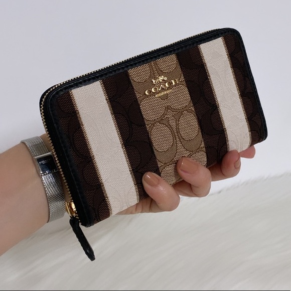 Coach Handbags - New💃Coach Medium Id Zip Wallet Signature Jacquard With Stripes